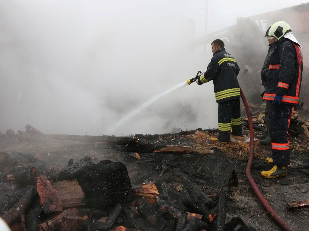 YANAN EVİNDEN SADECE KEDİSİ KALDI