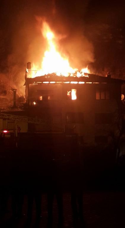 YANGIN BİNANIN ÜST KATINI KÜL ETTİ