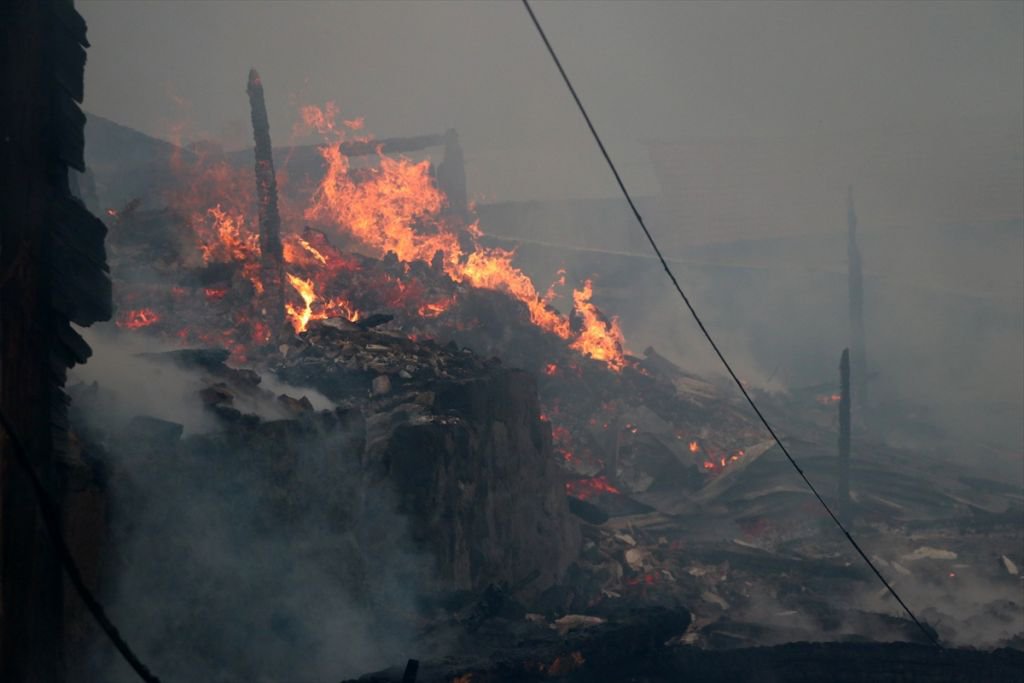 YANGIN KÖYÜ KÜLE ÇEVİRDİ