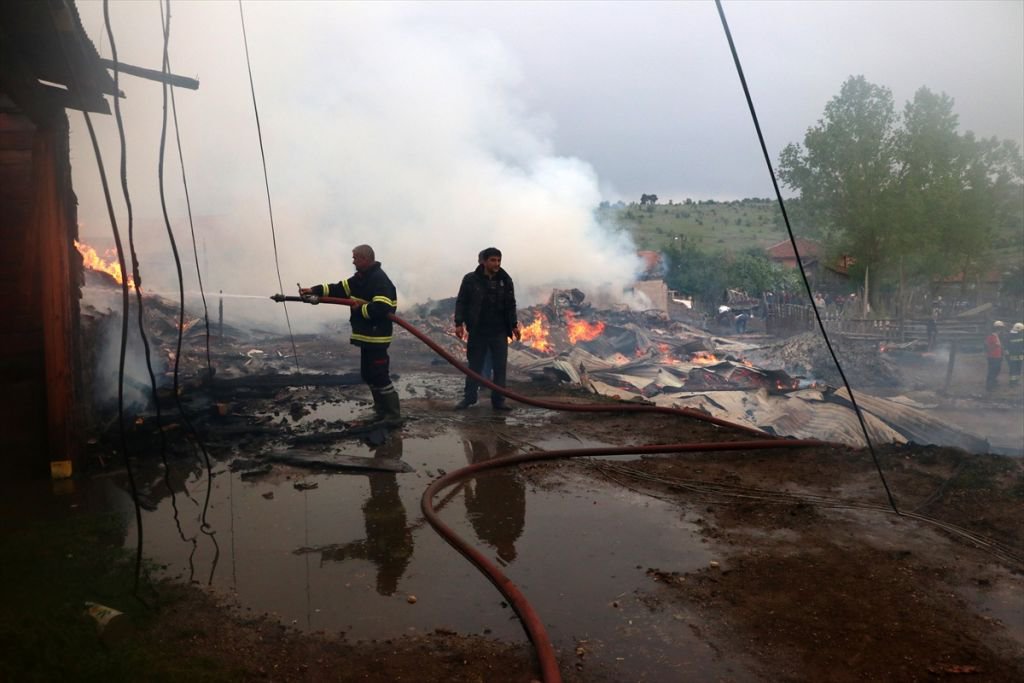 YANGIN KÖYÜ KÜLE ÇEVİRDİ