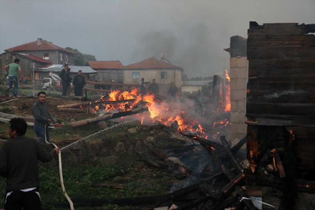 YANGIN KÖYÜ KÜLE ÇEVİRDİ