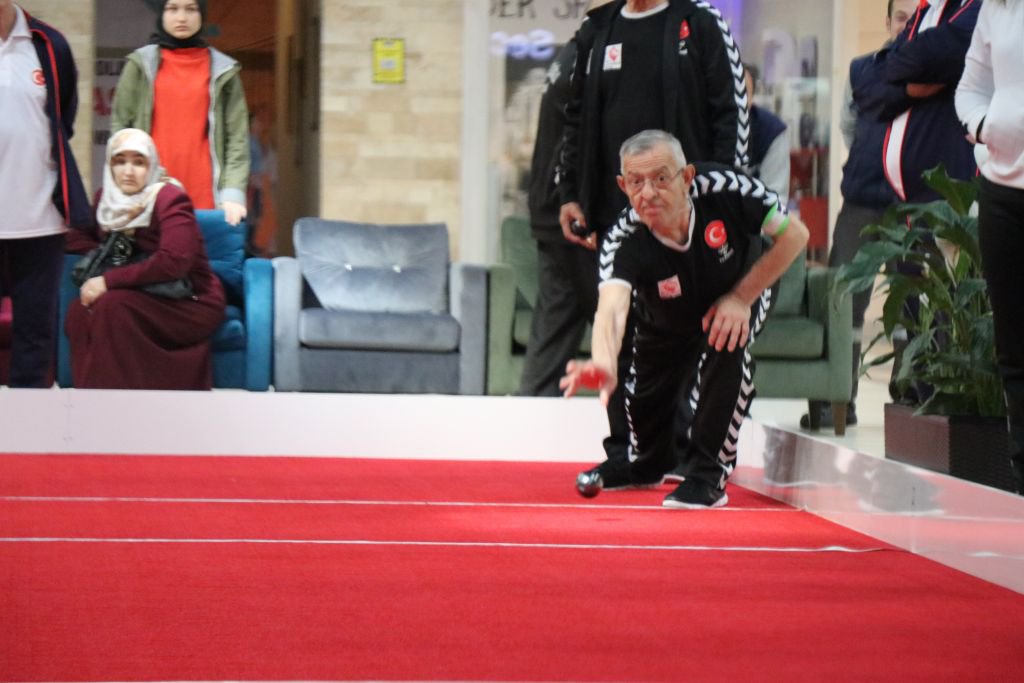 YAŞLARINA RAĞMEN KIYASIYA MÜCADELE ETTİLER