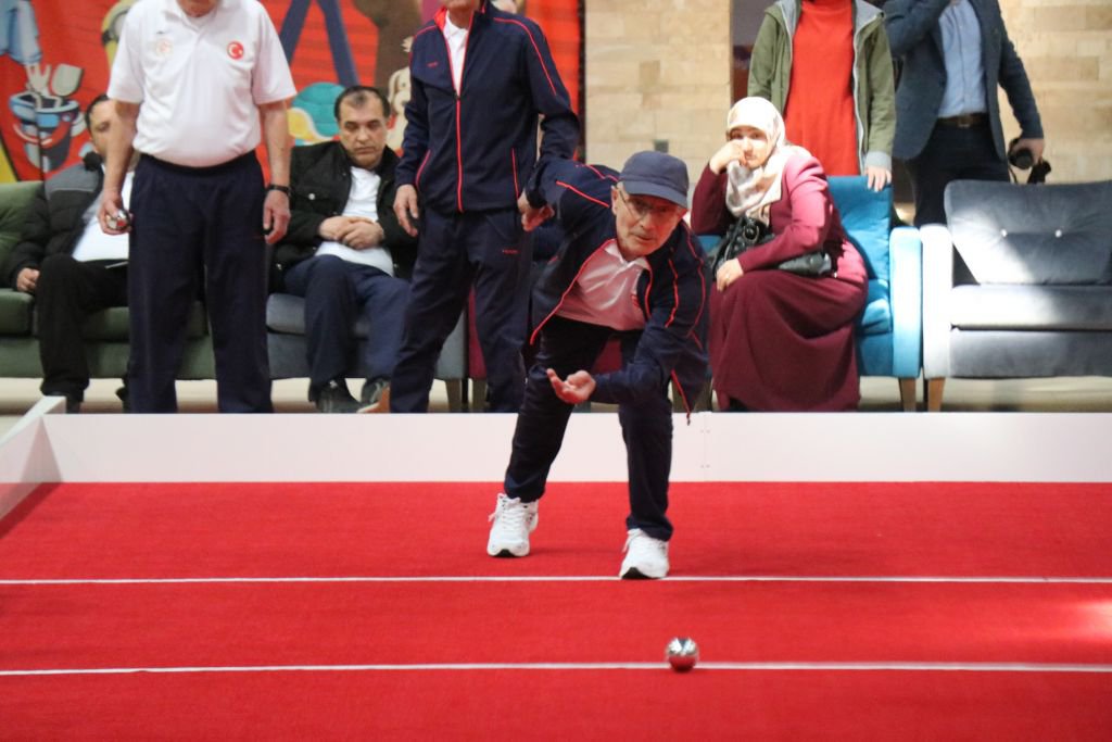 YAŞLARINA RAĞMEN KIYASIYA MÜCADELE ETTİLER