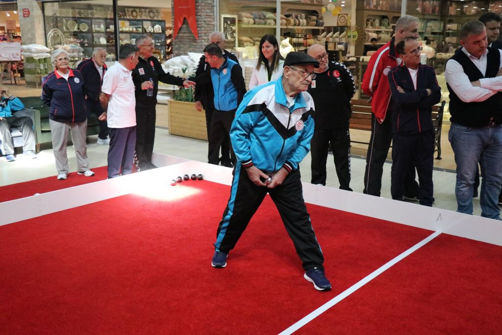 YAŞLARINA RAĞMEN KIYASIYA MÜCADELE ETTİLER