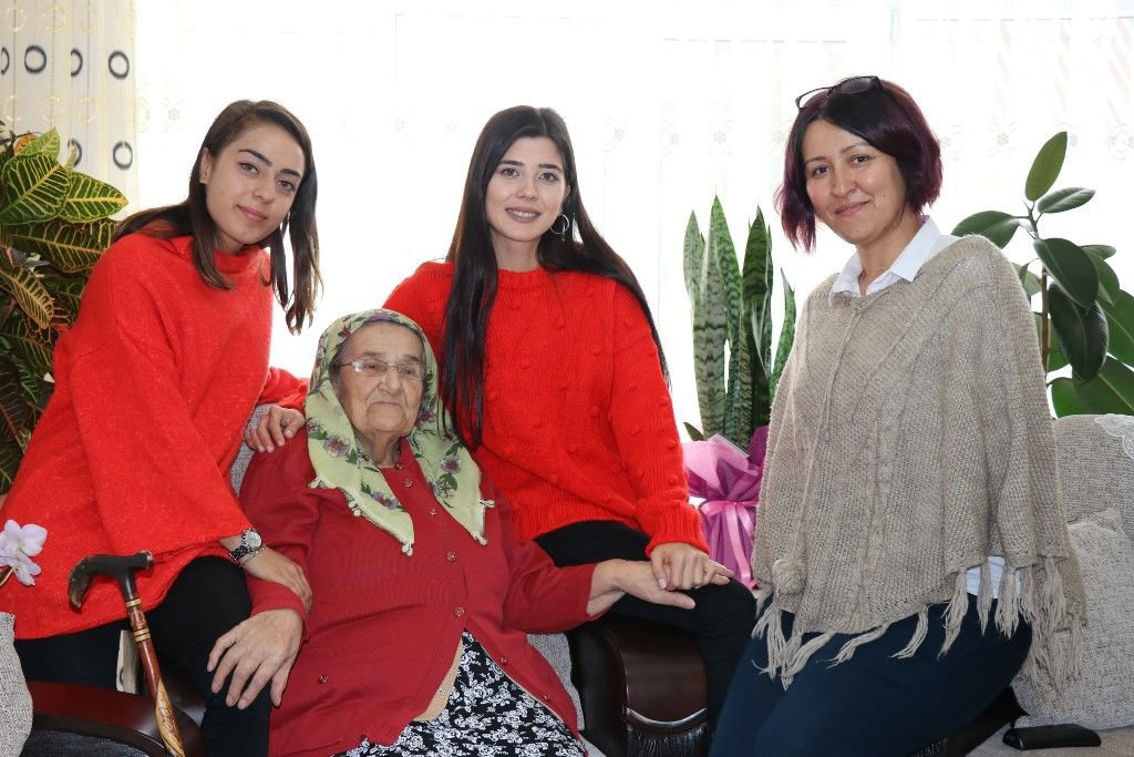 YAŞLILARA SEVGİ ELİNİ UZATIYORLAR