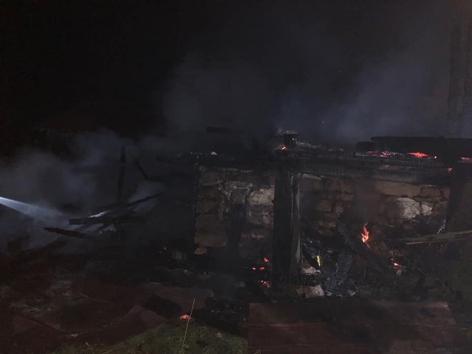 YAYLA EVİNE YILDIRIM DÜŞTÜ