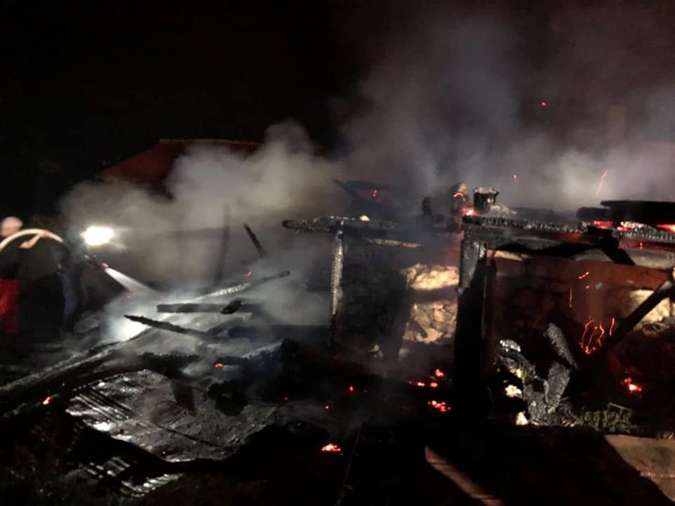 YAYLA EVİNE YILDIRIM DÜŞTÜ