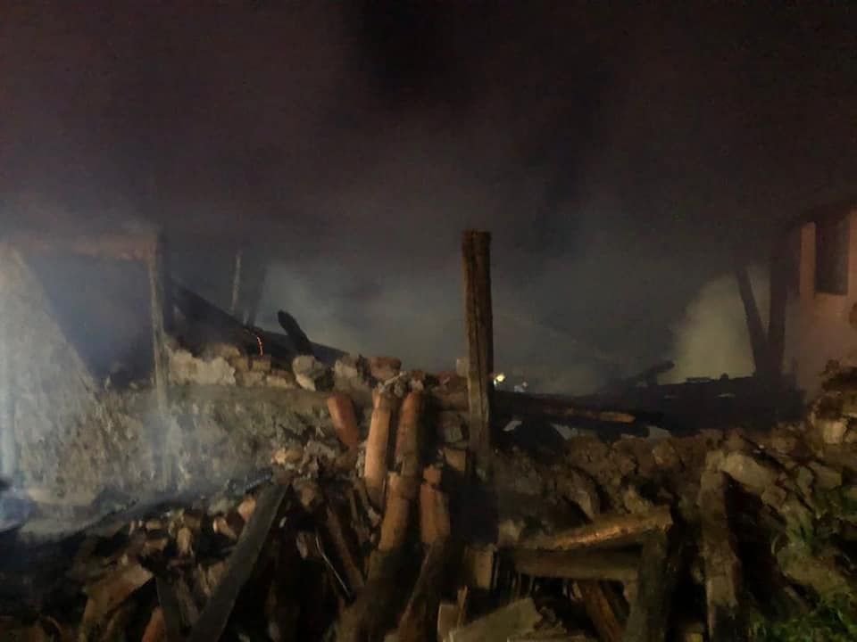 YAYLA EVİNE YILDIRIM DÜŞTÜ