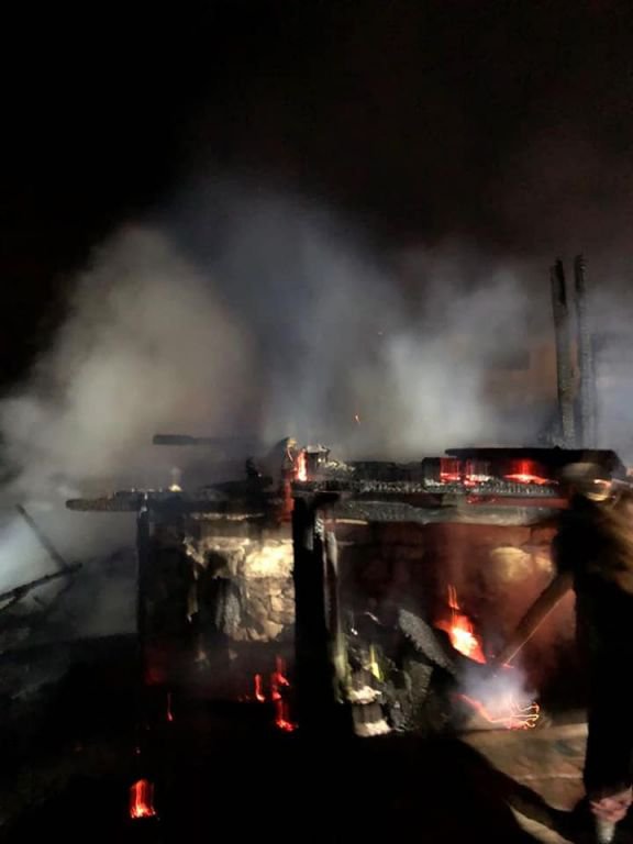 YAYLA EVİNE YILDIRIM DÜŞTÜ