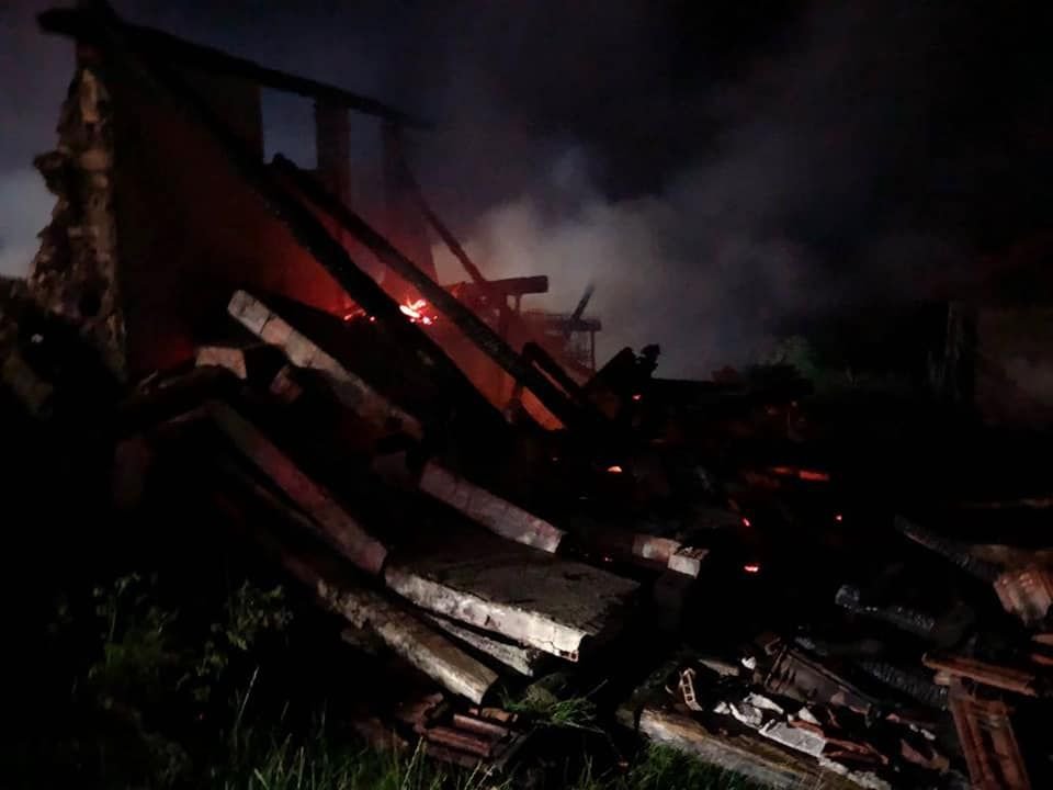 YAYLA EVİNE YILDIRIM DÜŞTÜ