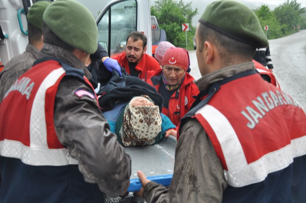 YOLDAN ÇIKIP ŞARAMPOLE DEVRİLDİ