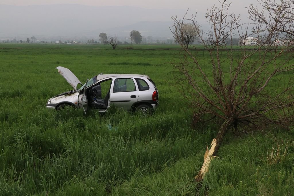 YOLDAN ÇIKIP TARLAYA DEVRİLDİ