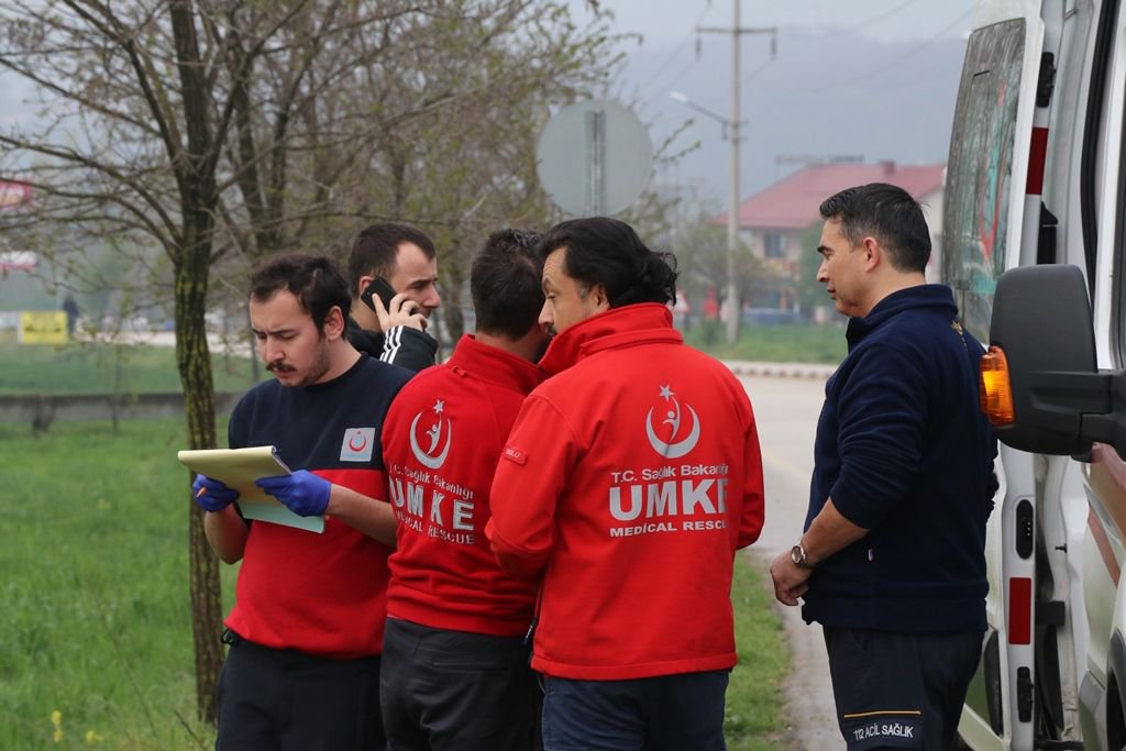 YOLDAN ÇIKIP TARLAYA DEVRİLDİ