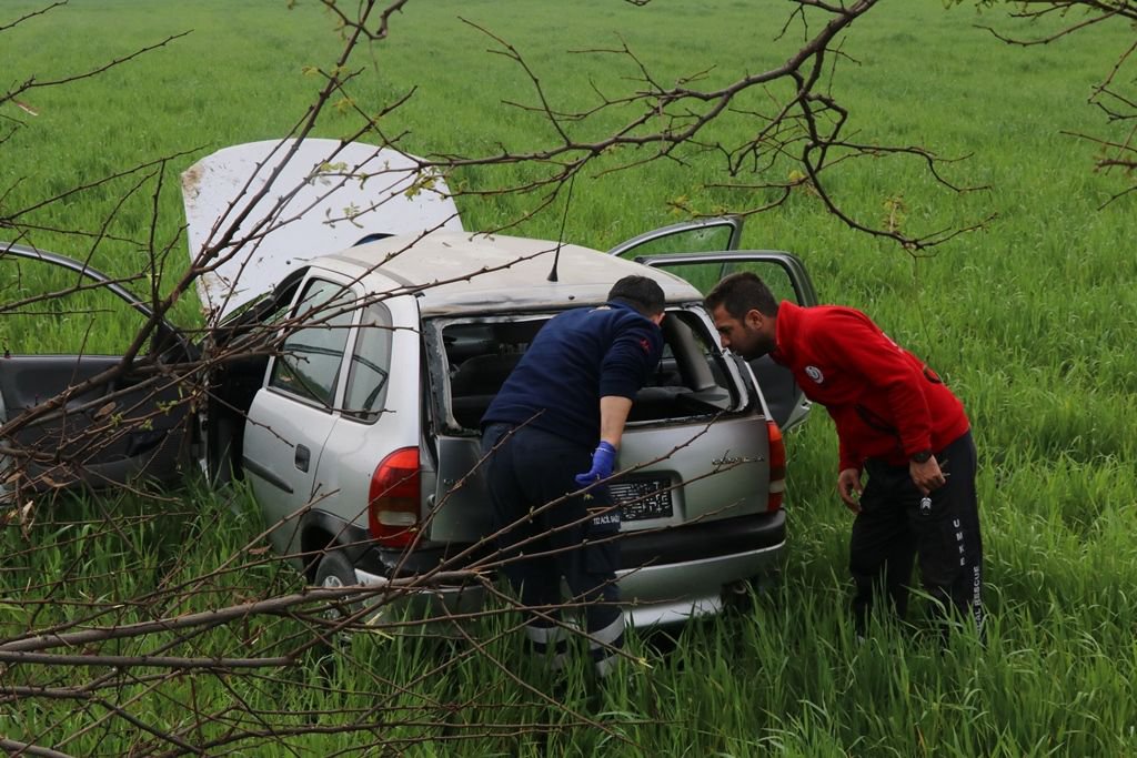 YOLDAN ÇIKIP TARLAYA DEVRİLDİ