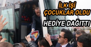 ÇOCUKLARA HEDİYE DAĞITTI