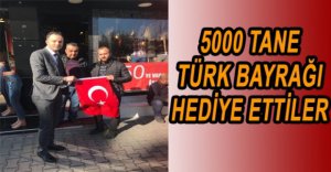 ESNAFLARA BAYRAK HEDİYE ETTİLER