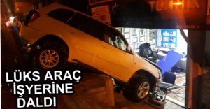 LÜKS ARAÇ İŞYERİNE DALDI