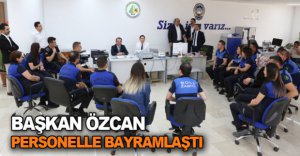 BAŞKAN ÖZCAN PERSONELLE BAYRAMLAŞTI