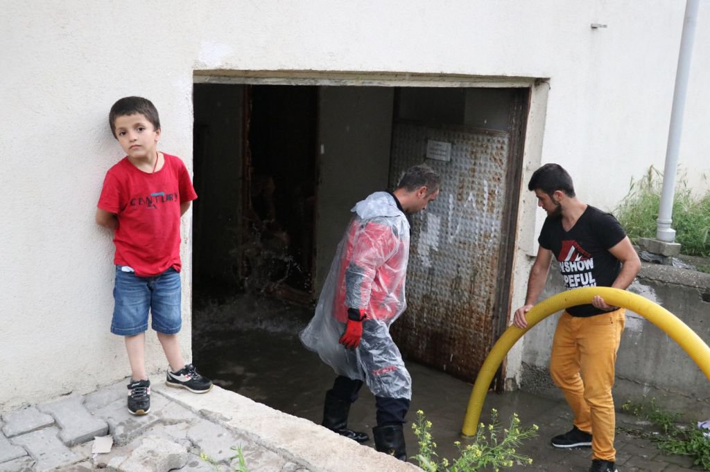 15 DAKİKADA EVLERİ SU BASTI