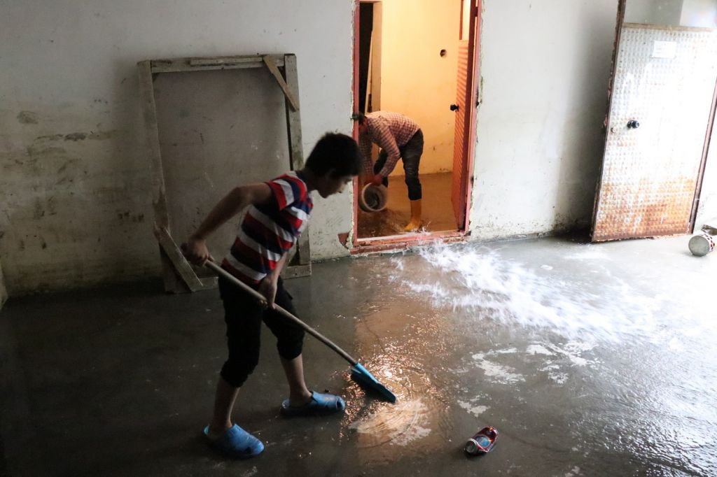 15 DAKİKADA EVLERİ SU BASTI