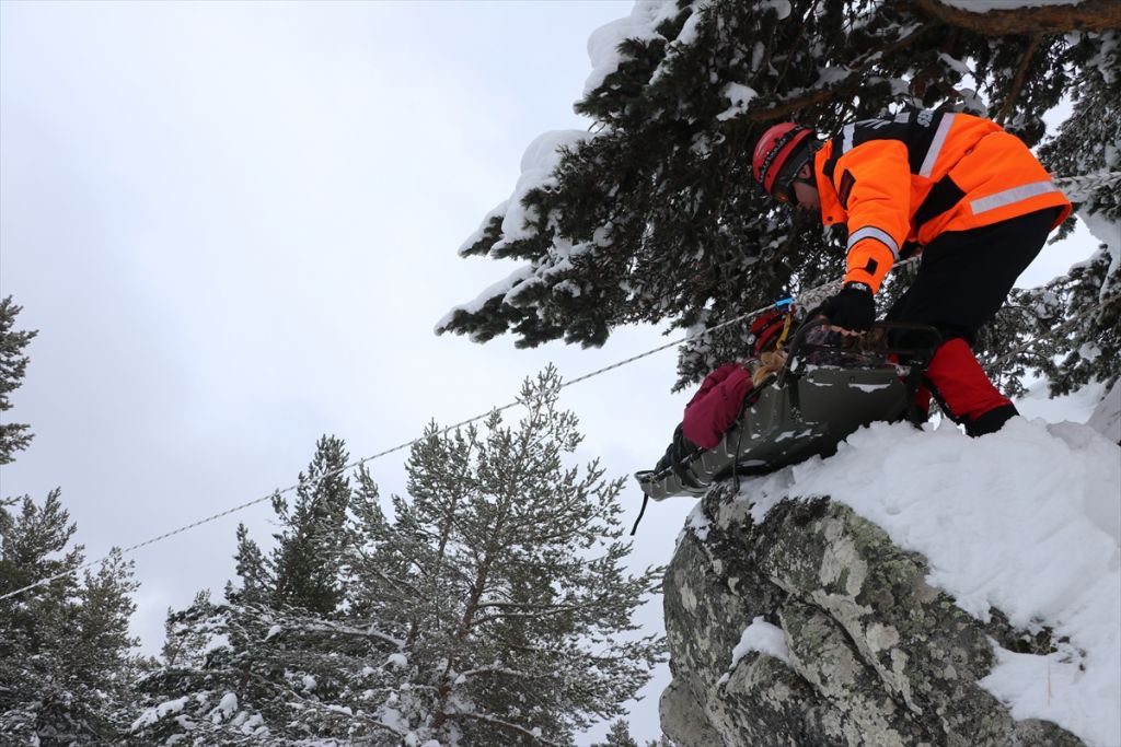 2 METRE KARDA BÖYLE KURTARILDILAR