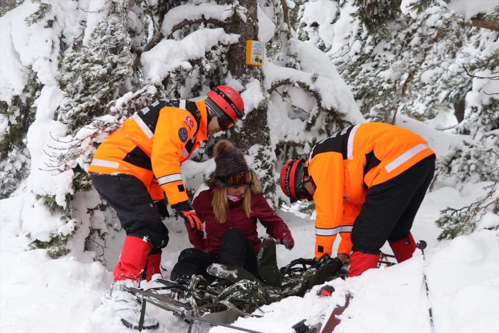 2 METRE KARDA BÖYLE KURTARILDILAR