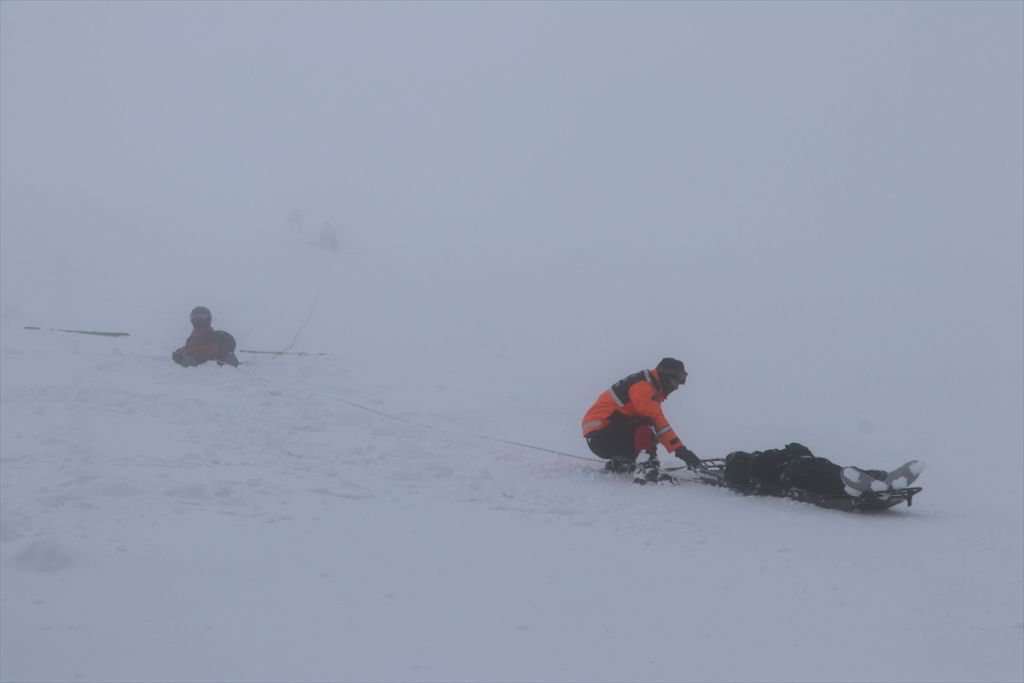 2 METRE KARDA BÖYLE KURTARILDILAR