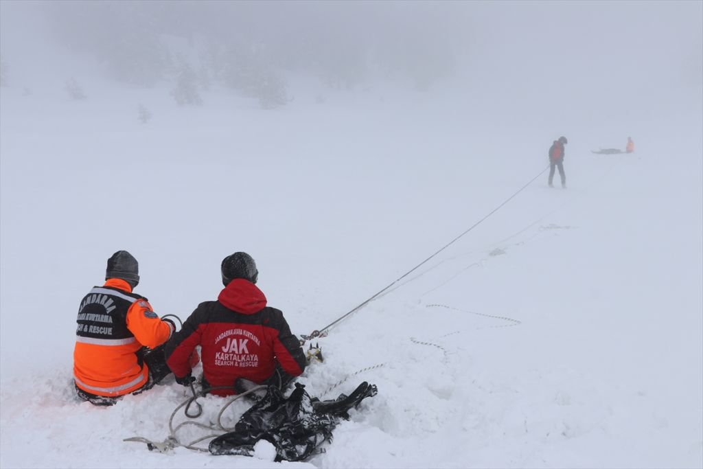 2 METRE KARDA BÖYLE KURTARILDILAR