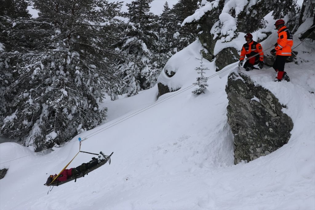 2 METRE KARDA BÖYLE KURTARILDILAR