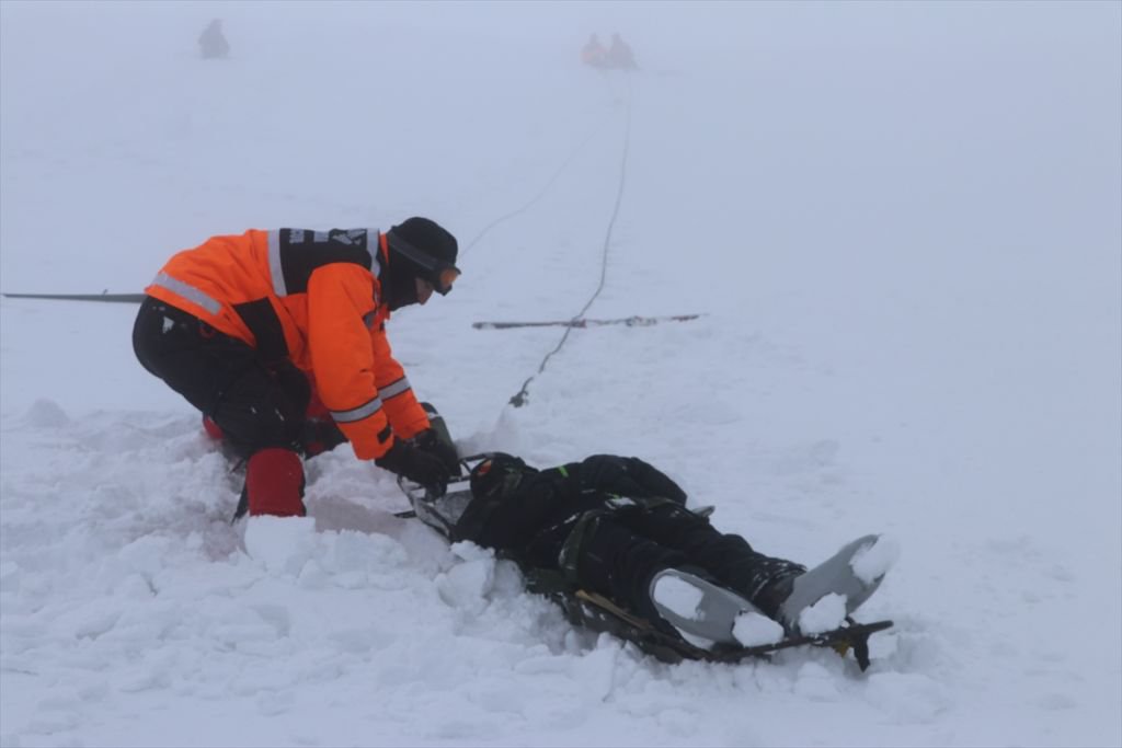 2 METRE KARDA BÖYLE KURTARILDILAR