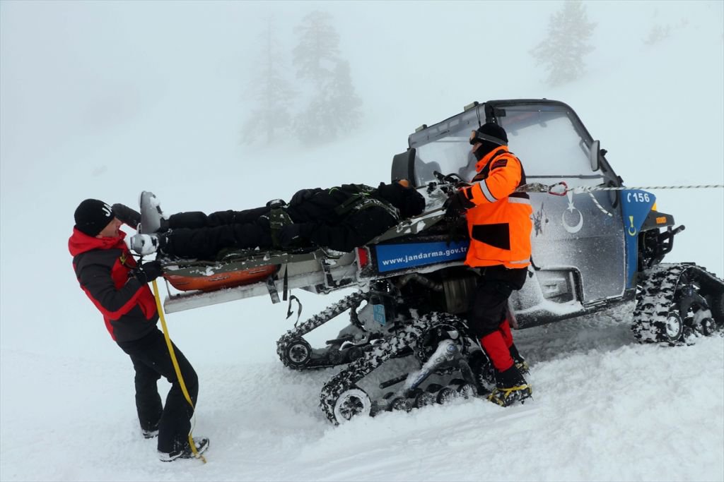 2 METRE KARDA BÖYLE KURTARILDILAR