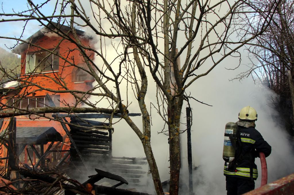 ABANT YOLUNDA KORKUTAN YANGIN