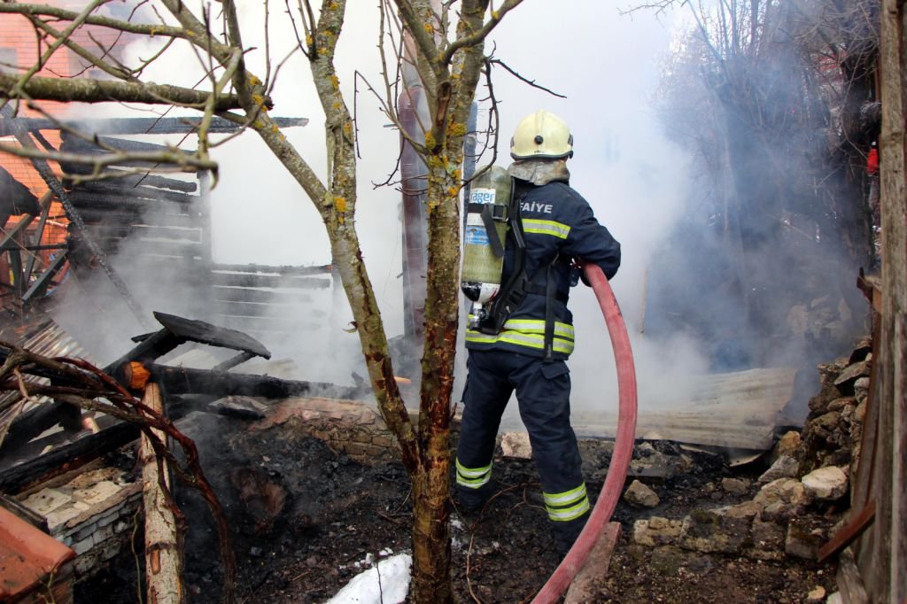 ABANT YOLUNDA KORKUTAN YANGIN