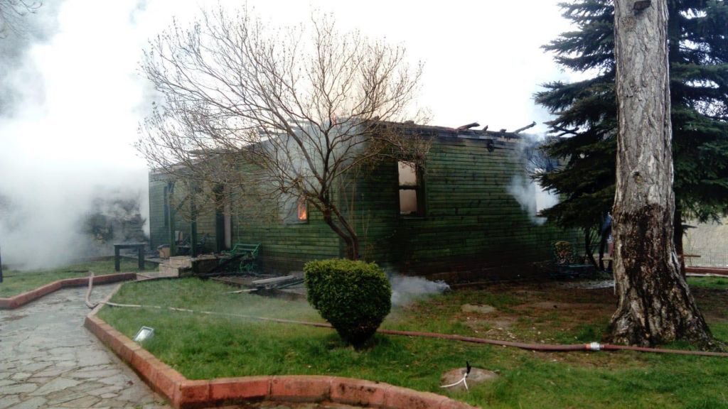 AHŞAP EV ALEV ALEV YANDI