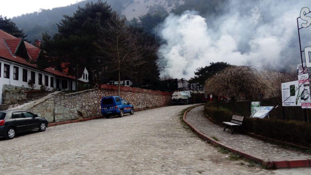 AHŞAP EV ALEV ALEV YANDI