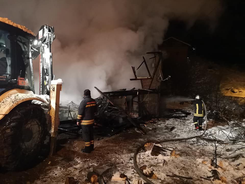 AHŞAP EVİ BİR ANDA ALEVLER SARDI