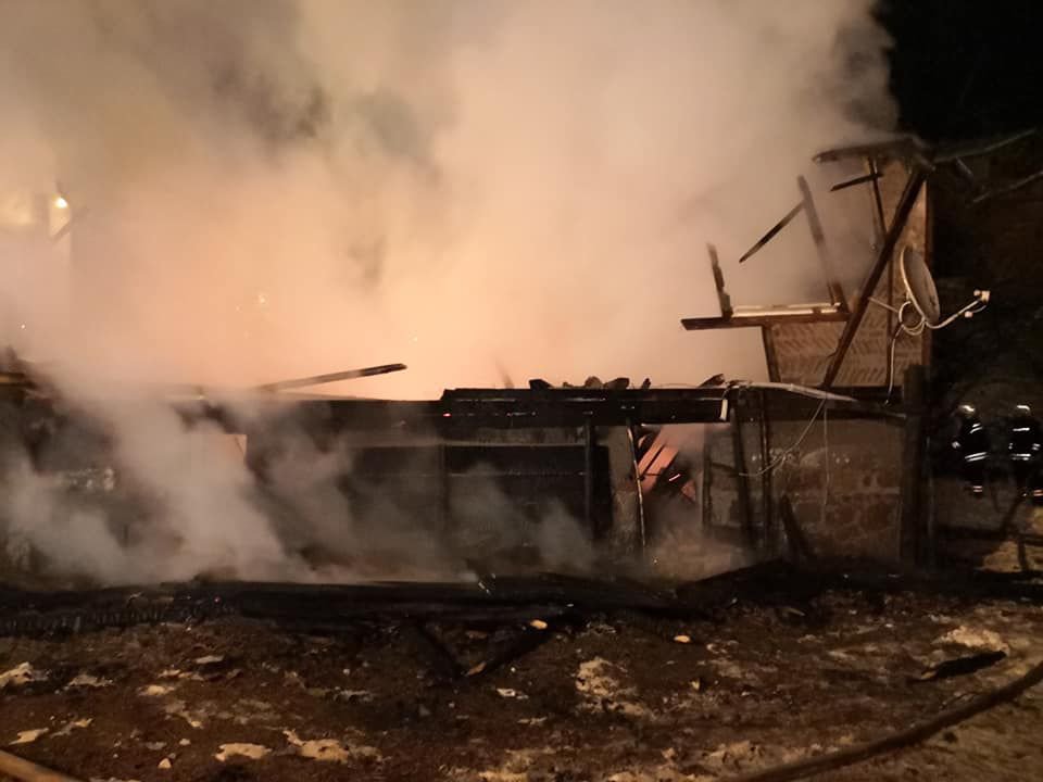 AHŞAP EVİ BİR ANDA ALEVLER SARDI