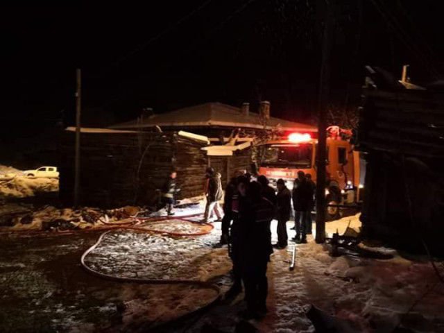 AHŞAP EVİ BİR ANDA ALEVLER SARDI