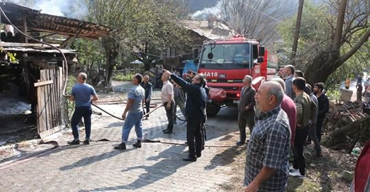AHŞAP EV KÜLE DÖNDÜ..