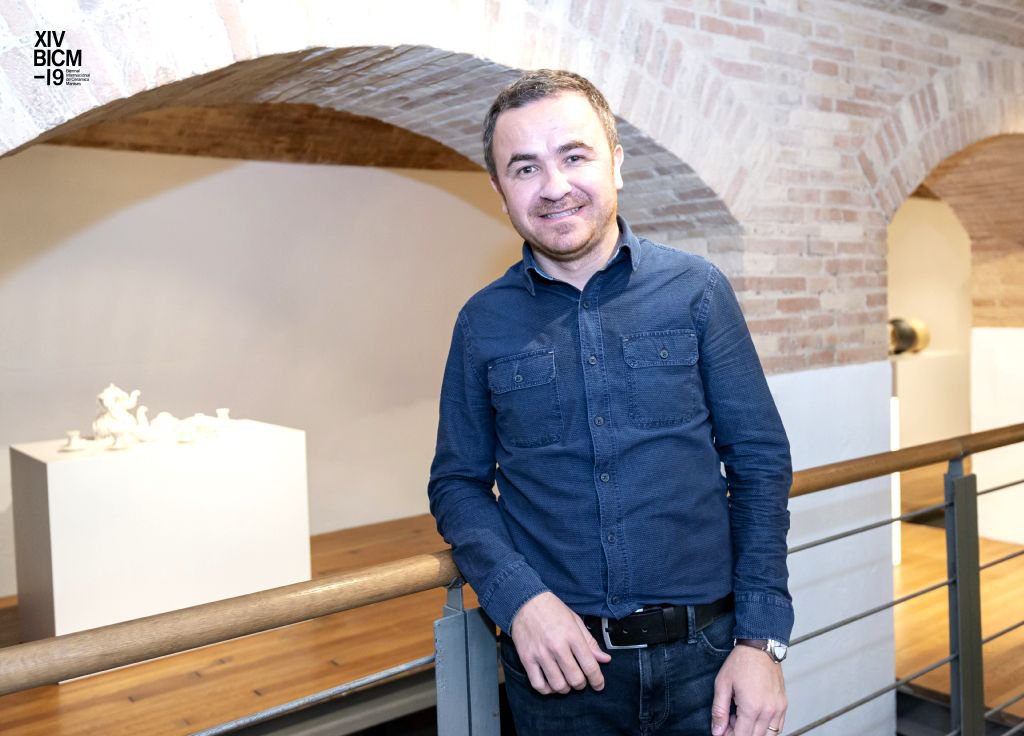 AKADEMİSYEN, SANATINI KONUŞTURDU