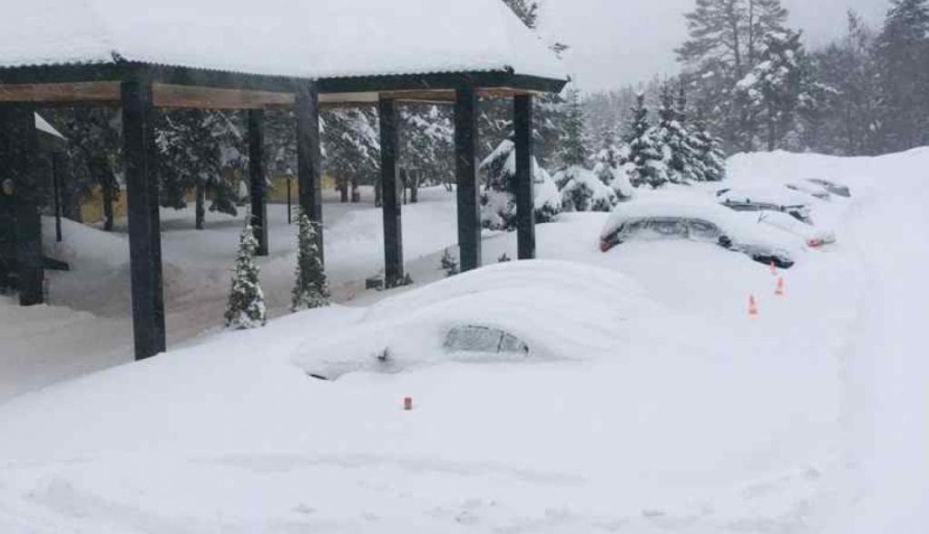 ARAÇLAR KARIN ALTINDA KALDI