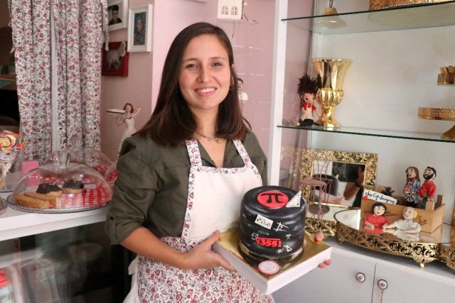 ATANAMAYAN ÖĞRETMEN PASTACI OLDU