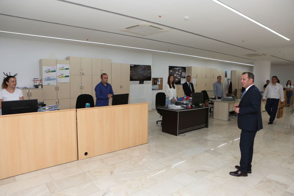 BAŞKAN ÖZCAN PERSONELLE BAYRAMLAŞTI