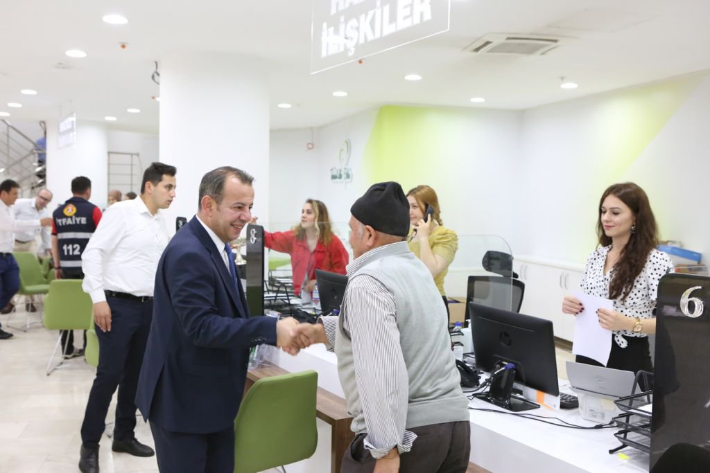 BAŞKAN ÖZCAN PERSONELLE BAYRAMLAŞTI