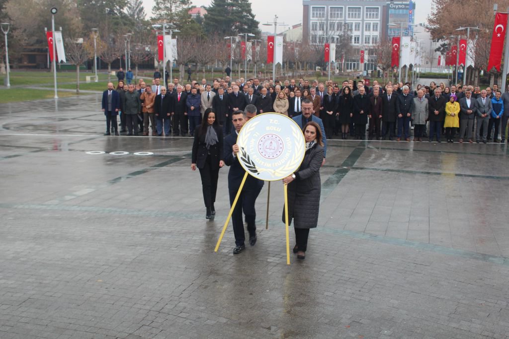 BAŞÖĞRETMENİN ANITINA ÇELENK SUNULDU