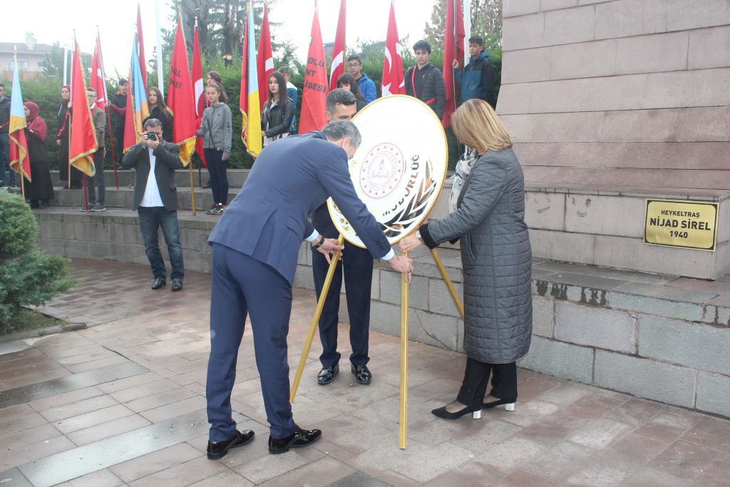 BAŞÖĞRETMENİN ANITINA ÇELENK SUNULDU