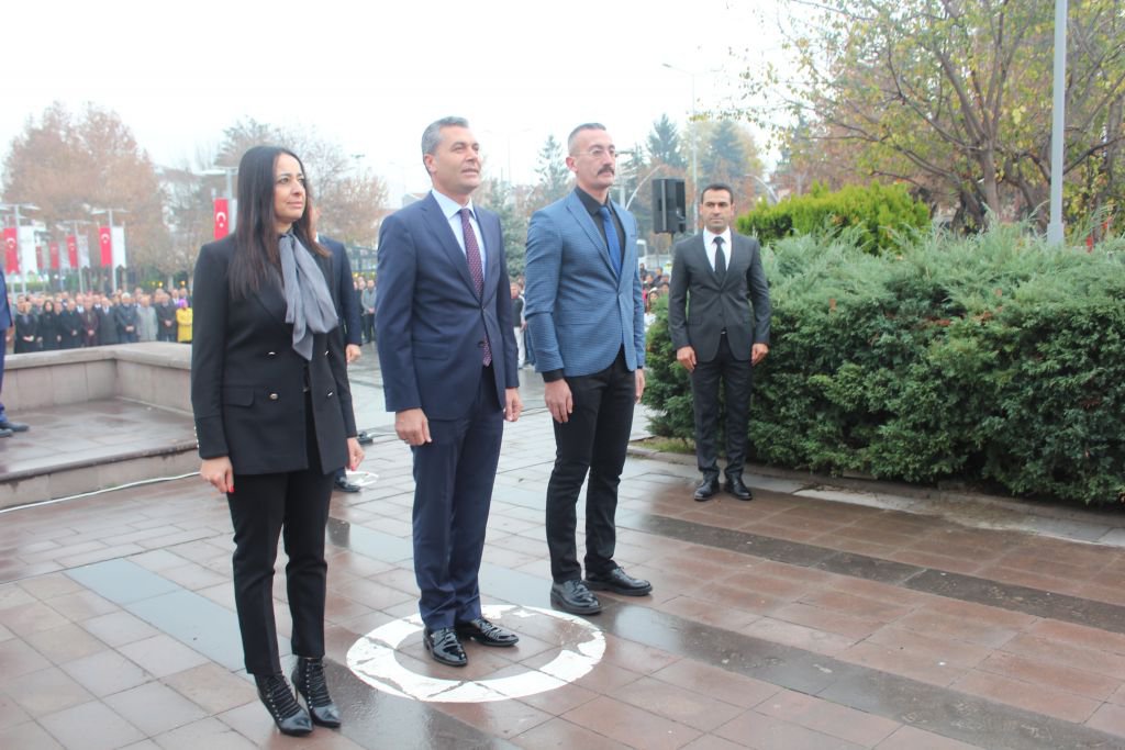 BAŞÖĞRETMENİN ANITINA ÇELENK SUNULDU