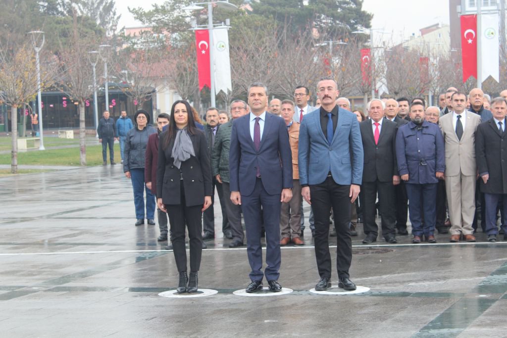 BAŞÖĞRETMENİN ANITINA ÇELENK SUNULDU