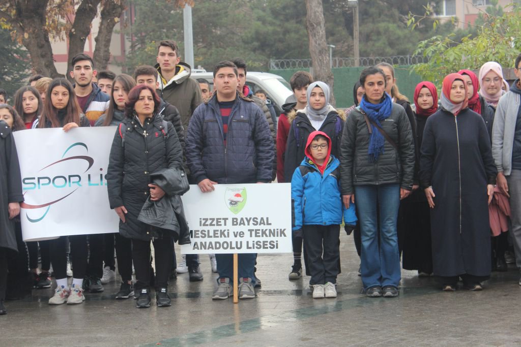 BAŞÖĞRETMENİN ANITINA ÇELENK SUNULDU
