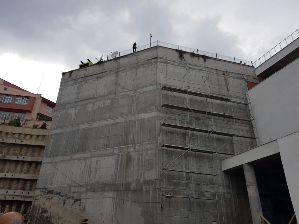 OTOPARKIN ÇATISINDA İNTİHAR GİRİŞİMİ